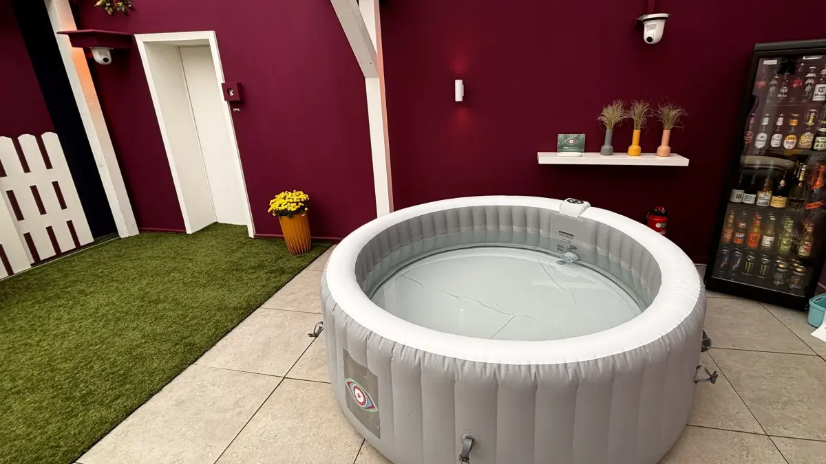 Der Whirlpool im Außenbereich mit dem Getränkekühlschrank.