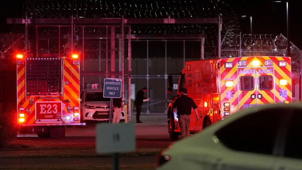 Fehlgeschlagene Hinrichtung in Tennessee: Rettungsfahrzeuge treffen bei der Hochsicherheitsanstalt Riverbend ein, nachdem die Hinrichtung von Christa Pike abgebrochen wurde. Bei der ersten geplanten Hinrichtung einer Frau in Tennessee seit mehr als 200 Jahren ist es zu Komplikationen gekommen. Nach Darstellung von Christa Pikes Verteidigern lebte die 50-Jährige auch nach der Verabreichung zweier Giftspritzen zunächst noch, wie aus einem entsprechenden Gerichtsdokument hervorgeht. (zu dpa: «Beispiellos: Entsetzen nach gescheiterter Hinrichtung»)