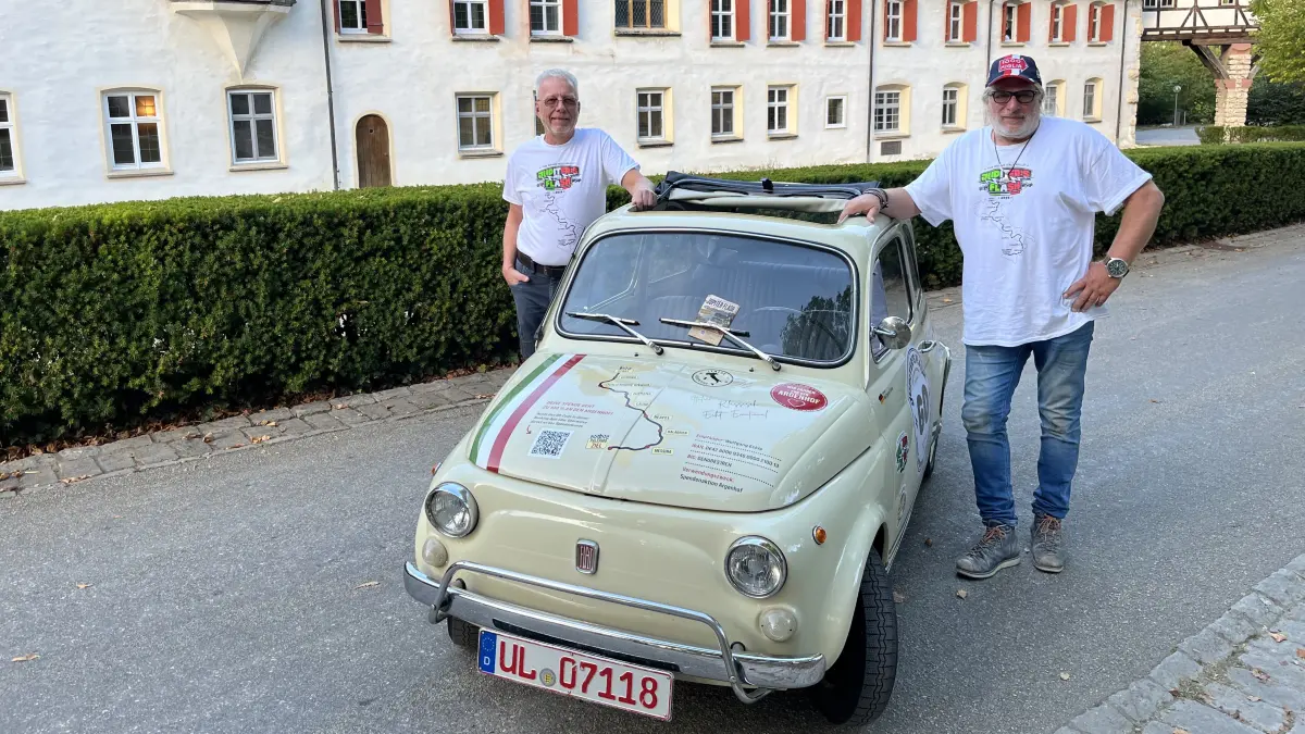 Wolfgang Eckle (rechts) und Hans Metzinger starten an diesem Freitag mit ihrem Fiat 500 aus dem Jahr 1973 von Blaubeuren aus zu einer achtägigen Italien-Abenteuer-Rallye bis Palermo.