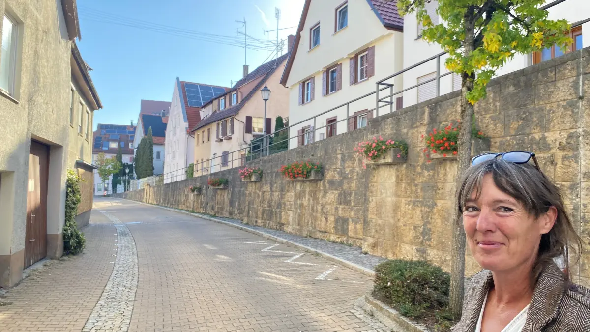 Birgit Münz in der unteren Hauptstraße in Ehingen.