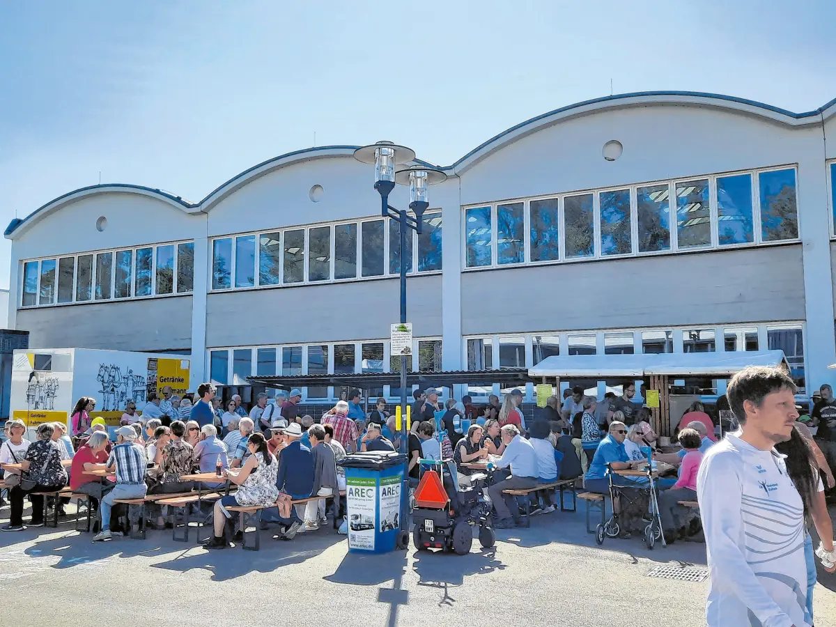Vor der Tonnenhalle können sich die Besucher ausruhen und gemütlich miteinander plauschen.