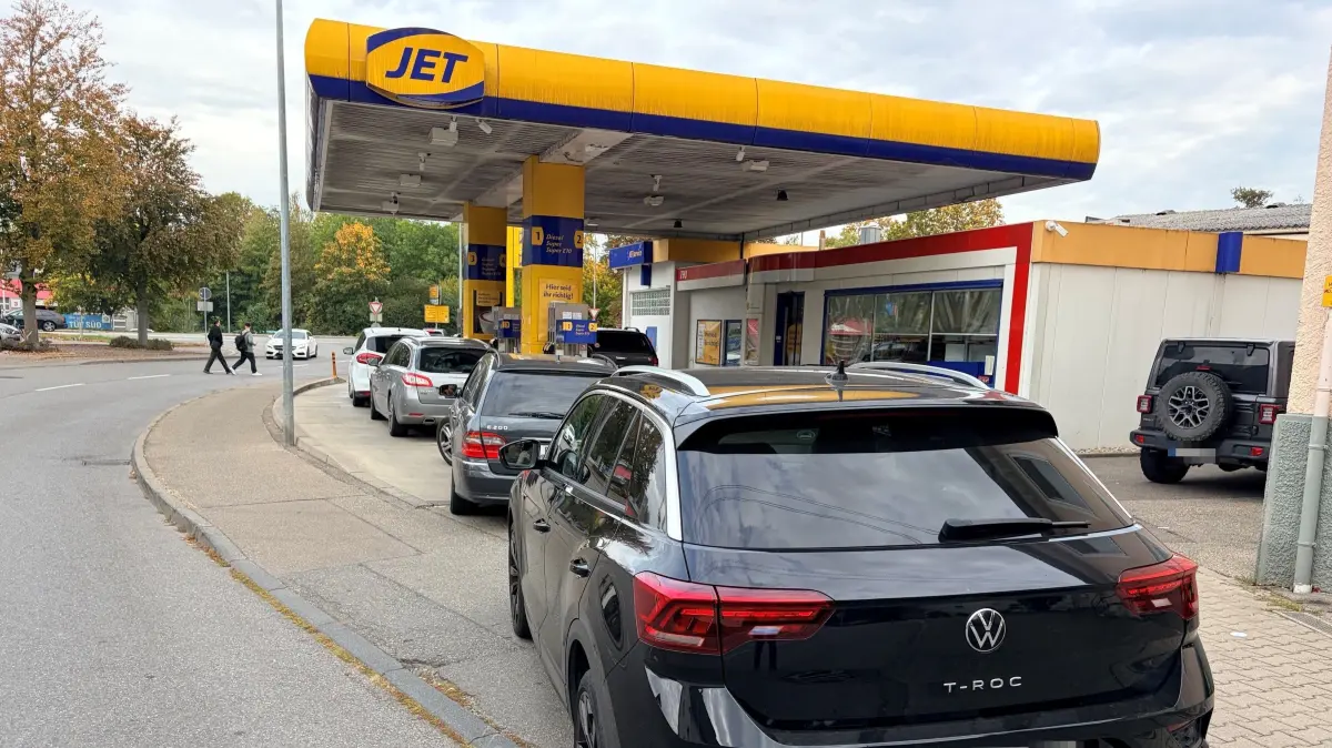 Großer Run auf den vergünstigten Sprit: Am ersten Tag des neuen Tankrabatts bildeten sich zum Teil lange Schlangen an den Tankstellen in Ehingen.