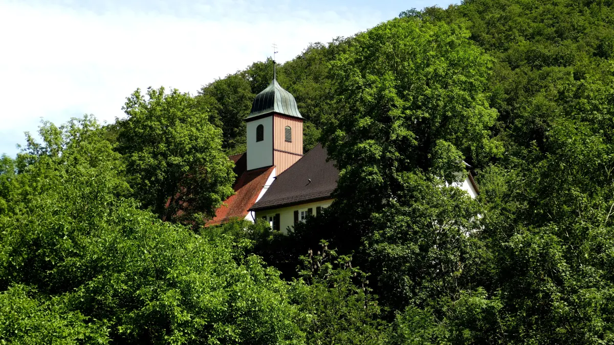 260629 Schmuckfoto_Drackenstein_Die kleine Dorfkirche von Unterdarckenstein erscheint aus dieser Perspektive wie ein verstecktes Kleinod im Wald.