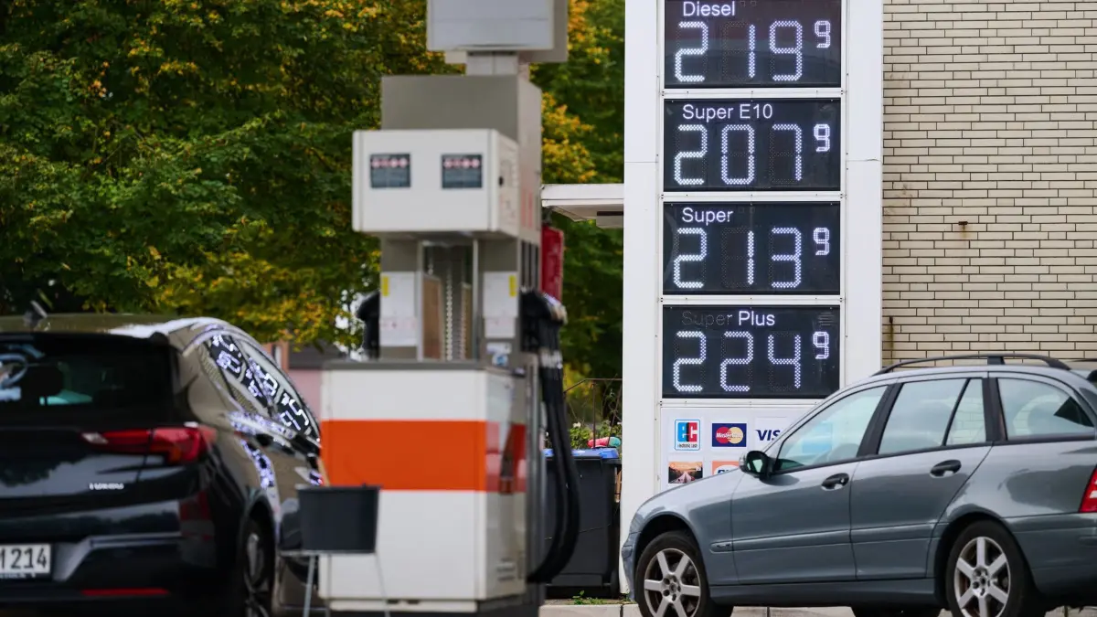 Tankrabatt tritt in Kraft: 01.10.2026, Bremen: Kraftstoffpreise stehen auf der Preistafel einer Tankstelle. Vom 1. Oktober bis Ende Dezember 2026 wird die Energiesteuer auf Benzin und Diesel um rund 14 Cent je Liter gesenkt. Mit Mehrwertsteuer ergibt sich nach Angaben der Bundesregierung eine Entlastung von bis zu 17 Cent pro Liter. Foto: Sina Schuldt/dpa +++ dpa-Bildfunk +++