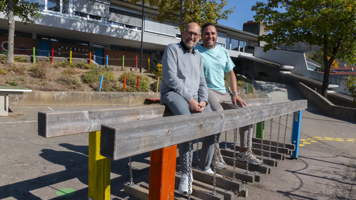 Förderverein der Gemeinschaftsschule am Tegelberg Geislingen, Tegelbergschule - Schulleiter Markus Beyer und Fördervereinsvorsitzendem Fabrizio Schönholz vor der Tegelbergschule und mitten im bunt bemalten Pausenhof - einer Aktion des Fördervereins