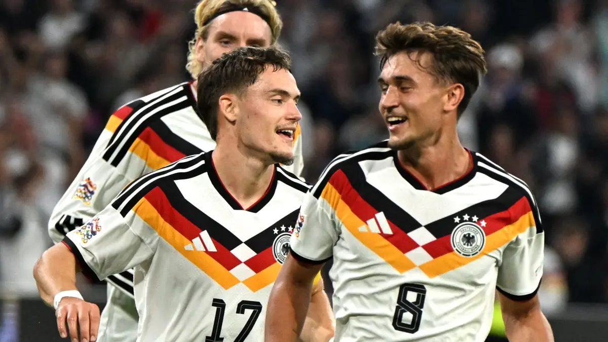 Deutschland - Serbien: Fußball, Nationalmannschaft, Männer, Nations League A, Gruppe 2, Spieltag 3, Allianz Arena, Florian Wirtz (l, Deutschland) feiert seinen Treffer zum 2:0 mit Tom Bischof (r, Deutschland) und Nick Woltemade (hinten, Deutschland). (zu dpa: «Auch ohne Bier: Fünf Gründe für Klopp, happy zu sein»)