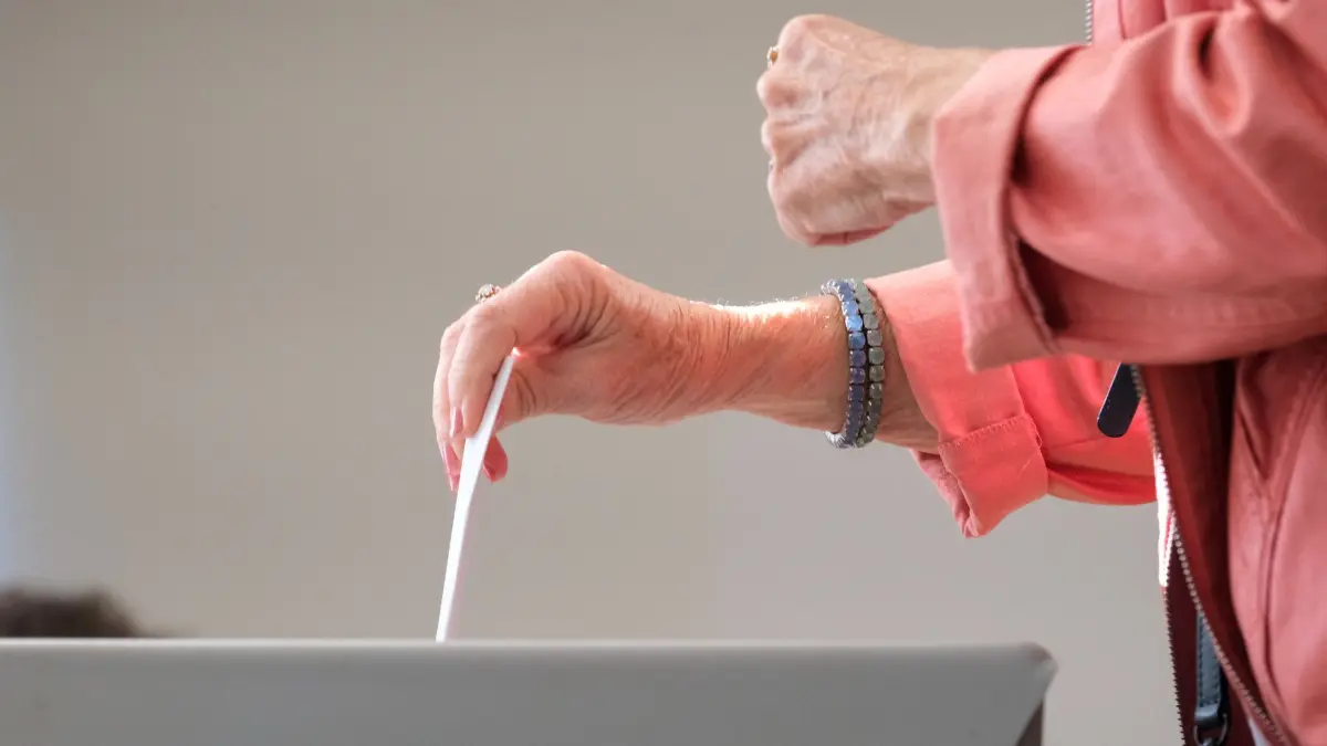 Landtagswahl in Sachsen-Anhalt - Wahllokal in Magdeburg: ARCHIV - 06.09.2026, Sachsen-Anhalt, Magdeburg: Eine Wählerin wirft in einem Wahllokal ihren Stimmzettel in eine Wahlurne. (zu dpa: «50 Cent pro Stimme – So zahlt sich das Wahlergebnis aus») Foto: Klaus-Dietmar Gabbert/dpa +++ dpa-Bildfunk +++