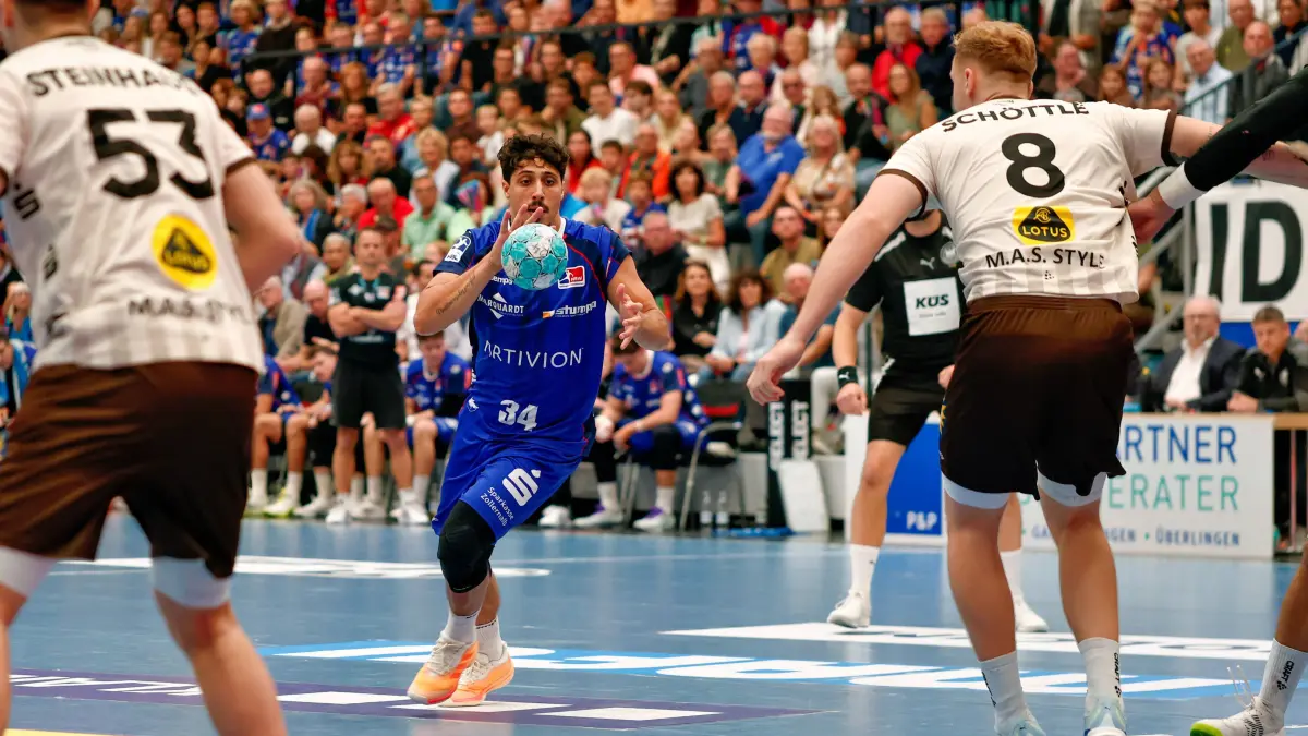 GER, HBW Balingen-Weilstetten vs. Bergischer HC, Handball, Opel Handball-Bundesliga, 7. Spieltag, Spielzeit 2026/2027, 02.10.2026: Yonatan Dayan HBW Balingen-Weilstetten, 34 und Nico Schoettle Bergischer HC, 08, GER, HBW Balingen-Weilstetten vs. Bergischer HC, Handball, Opel Handball-Bundesliga, 7. Spieltag, Spielzeit 2026/2027, 02.10.2026 GER, HBW Balingen-Weilstetten vs. Bergischer HC, Handball, Opel Handball-Bundesliga, 7. Spieltag, Spielzeit 2026/2027, 02.10.2026 Balingen *** Yonatan Dayan, HBW Balingen Weilstetten, 34, and Nico Schoettle, Bergischer HC, 08, GER, HBW Balingen Weilstetten vs. Bergischer HC, Handball, Opel Handball Bundesliga, Matchday 7, 20262027 season, October 2, 2026, GER, HBW Balingen Weilstetten vs. Bergischer HC, Handball, Opel Handball Bundesliga, Matchday 7, 20262027 season, October 2, 2026, Balingen Copyright: xEibner-Pressefoto/KirstenxJaegerx