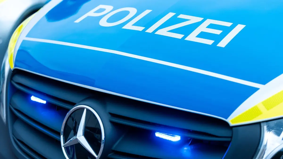 Polizei: Die Motorhaube eines Streifenwagens der saarländischen Polizei ist mit eingeschalteten Frontblitzern zu sehen. (zu dpa: «Polizeieinsatz wegen Extremismus-Verdachts in Schwarzheide»)