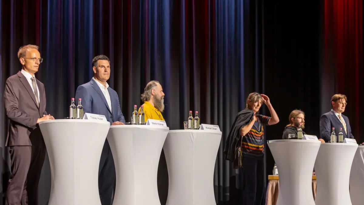 Die Kandidaten in der Lindenhalle am Donnerstagabend (v.l.): Tobias Huber, Martin Krämer, Roman Urban, Birgit Münz, Christoph Schlegel und Christoph Lang.
