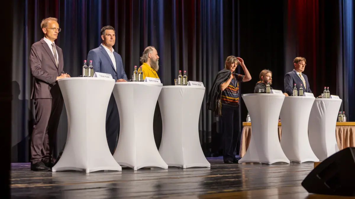 Die Kandidaten in der Lindenhalle am Donnerstagabend (v.l.): Tobias Huber, Martin Krämer, Roman Urban, Birgit Münz, Christoph Schlegel und Christoph Lang.