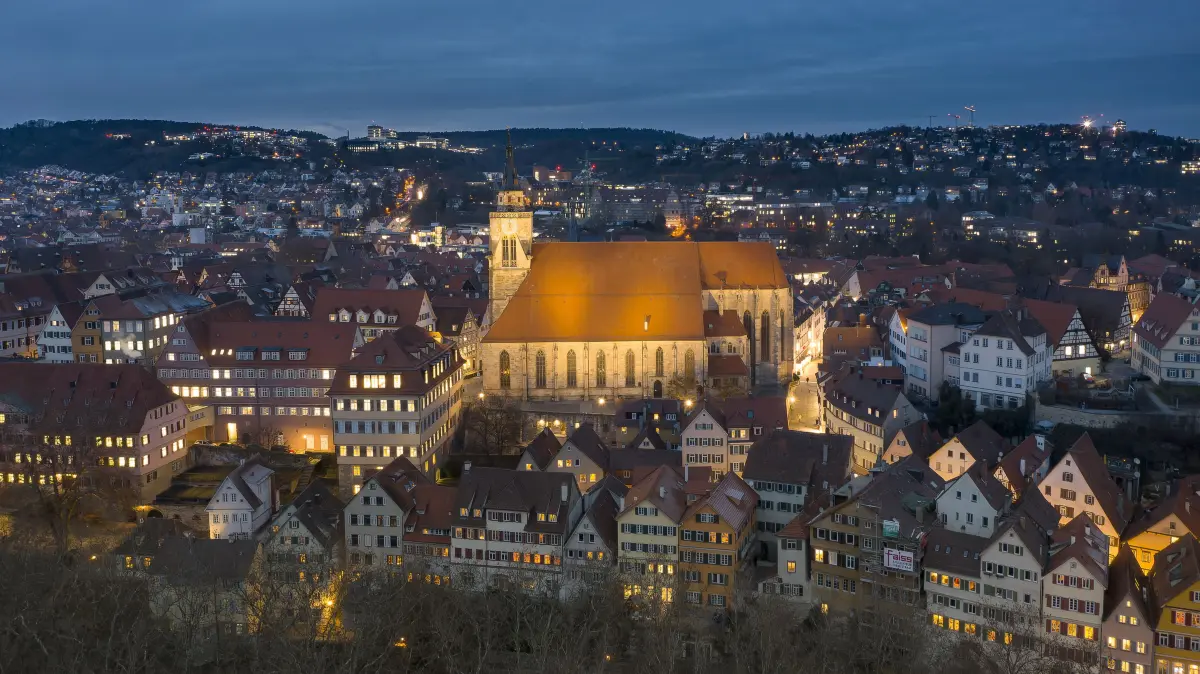 (ohne Überschrift): Vorsicht: Dieses Foto ist möglicherweise nur für den einstigen Verlag Schwäbisches Tagblatt verwendbar. Die Neckarfront ,darüber die Stiftskirche mit Beleuchtung in der Dämmerung
13.12.22 Bild: Ulrich Metz