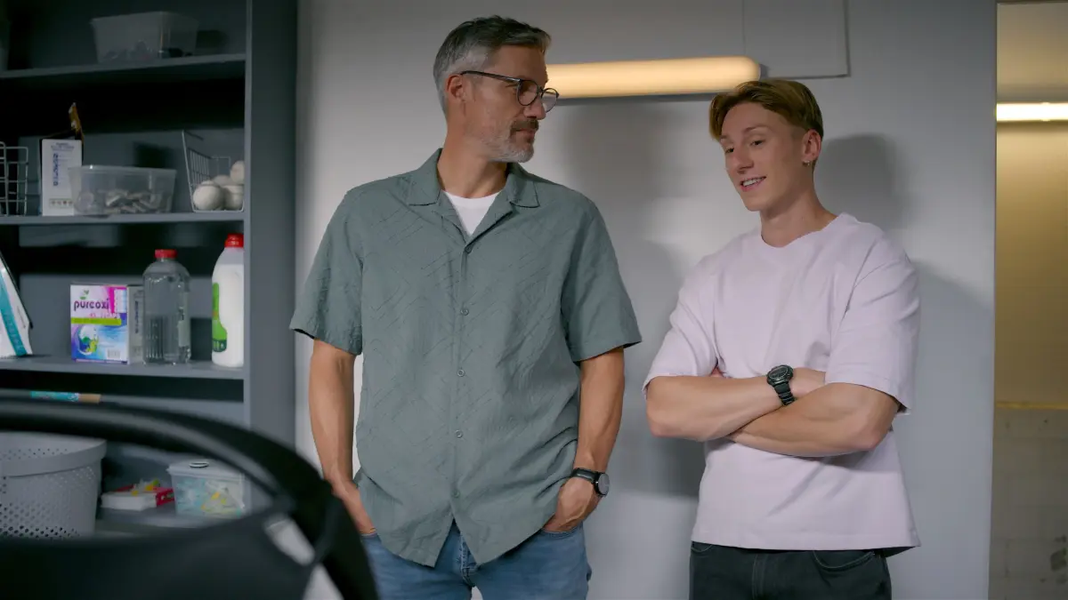 Henning (Stefan Bockelmann, l.) glaubt, mit Romy alles im Griff zu haben. Rechts Lennox (Leif Lunburg)