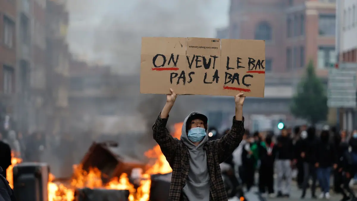 Schulproteste in Frankreich: Ein Schüler hält während einer Demonstration für mehr Mittel und mehr Personal an der Schule ein Schild mit der Aufschrift «Wir wollen das BAC (Abitur), nicht die BAC (Einheiten zur Verbrechensbekämpfung)» hoch. Seit Tagen protestieren Schülerinnen und Schüler an den Oberschulen. (zu dpa: «Wieso Frankreichs Schulproteste eskalieren»)
