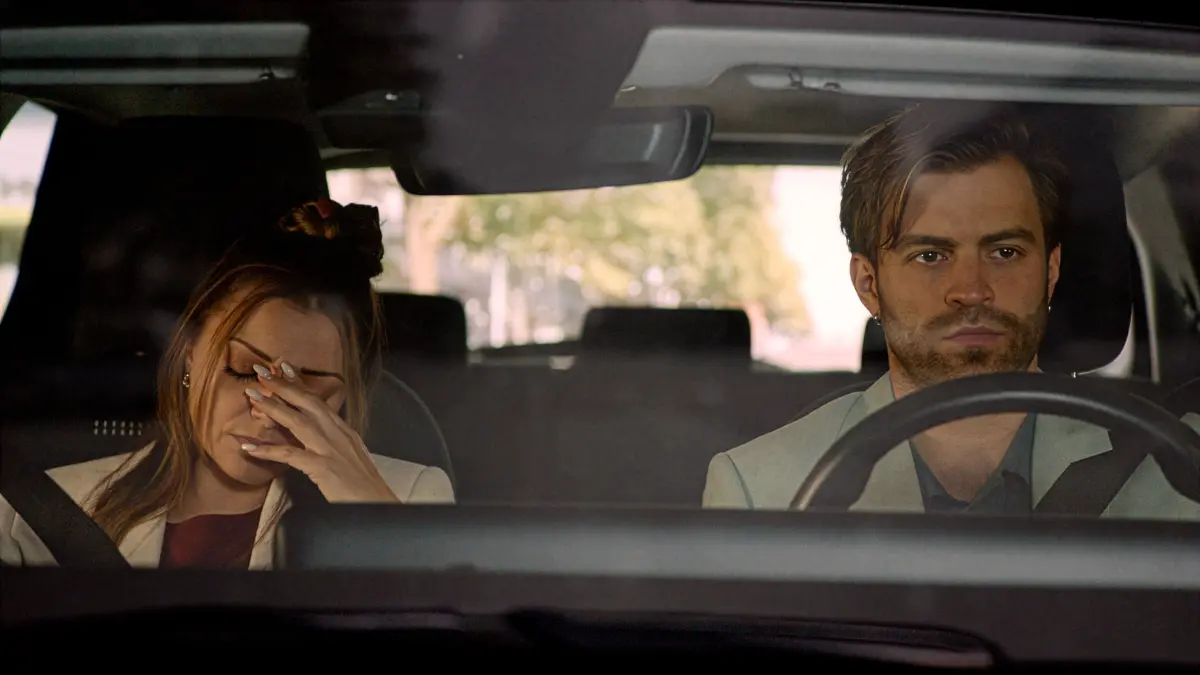Neues Problem bei GZSZ: Emily (Anne Menden) und Julian (Onno Buß) nehmen die Verfolgung auf.