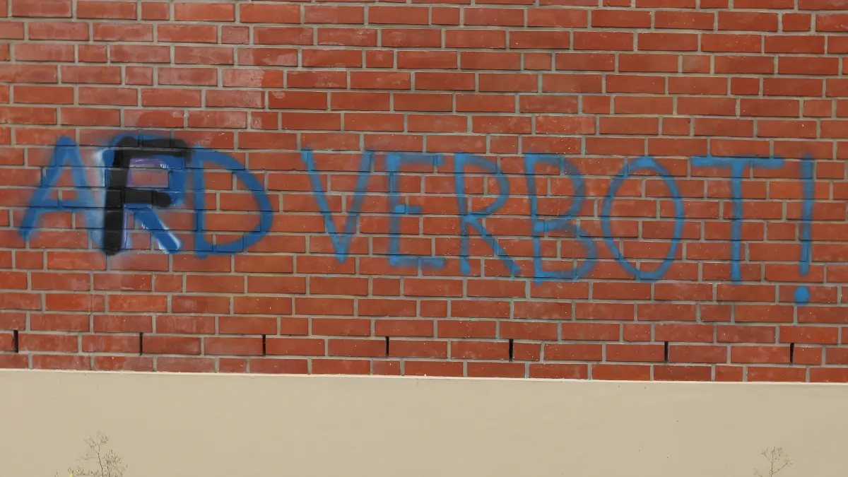 An die Fassade eines Gebäudes in Hamburg wurde der Schriftzug AFD-Verbot gesprüht. Zwischenzeitlich wurde der Schriftzug von Unbekannten in ARD-Verbot übersprüht, bevor er nun erneut in AFD-Verbot übersprüht wurde.