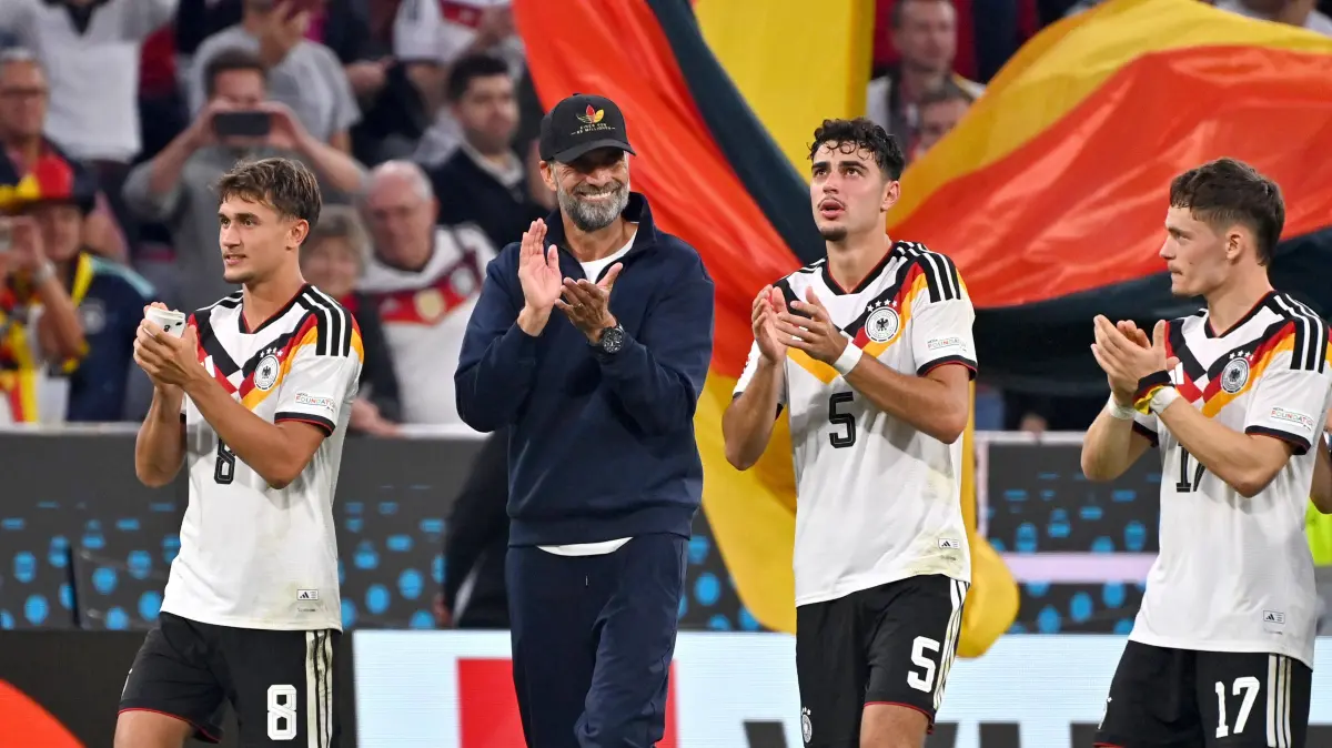 Fussball Nations League Deutschland - Serbien 2-0: Schlussjubel v.li:Tom BISCHOF GER, Bundestrainer Juergen KLOPP GER,Aleksandar PAVLOVIC GER, Florian WIRTZ GER,Jubel,Freude,Begeisterung, Aktion. Fussball Nations League Gruppenphase, Gruppe B, 3.Spieltag Deutschland GER - Serbien SRB 2-0 am 01.10.2026 , ALLIANZ ARENA *** Celebration at the final whistle: from left, Tom BISCHOF GER, national team coach Juergen KLOPP GER, Aleksandar PAVLOVIC GER, Florian WIRTZ GER celebration, joy, excitement, actionNations League group stage, Group B, Matchday 3: Germany GER vs. Serbia SRB 20 on October 1, 2026, at the Allianz Arena
