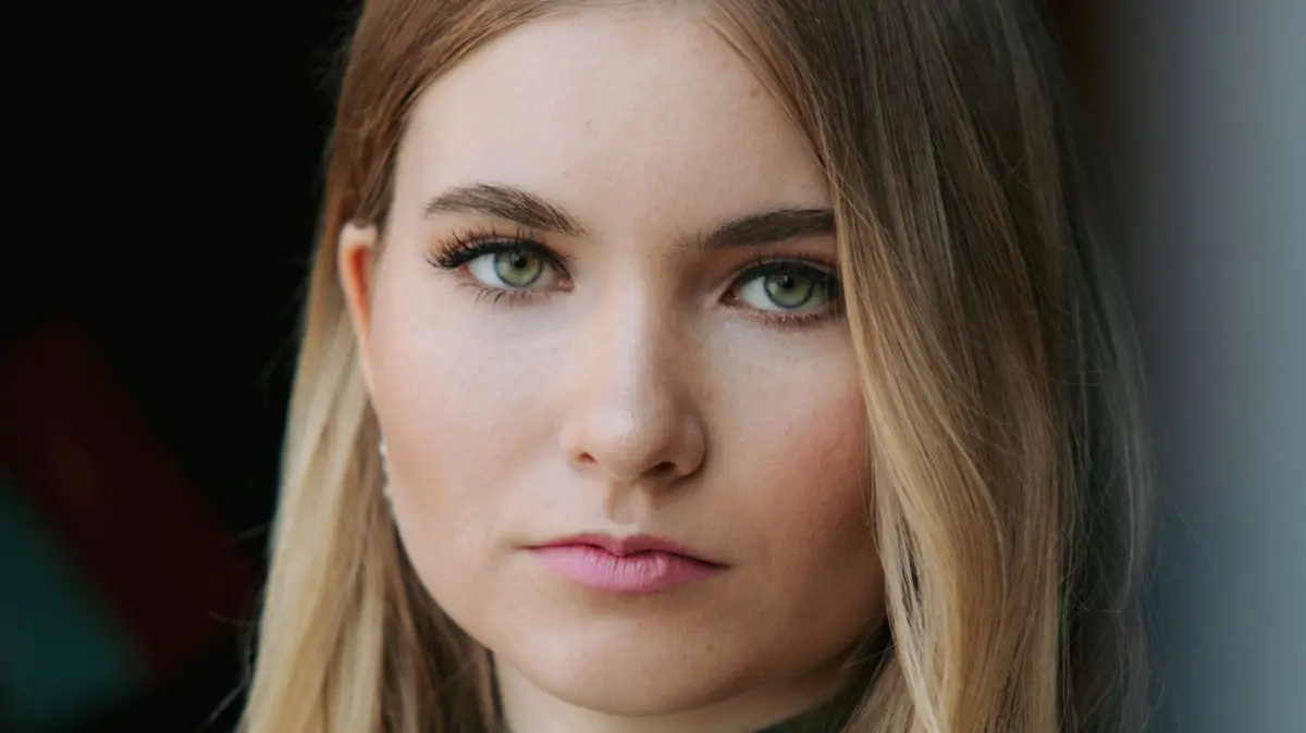 Urlaub bei GZSZ: Johanna (Charlott Reschke) will in die USA reisen.