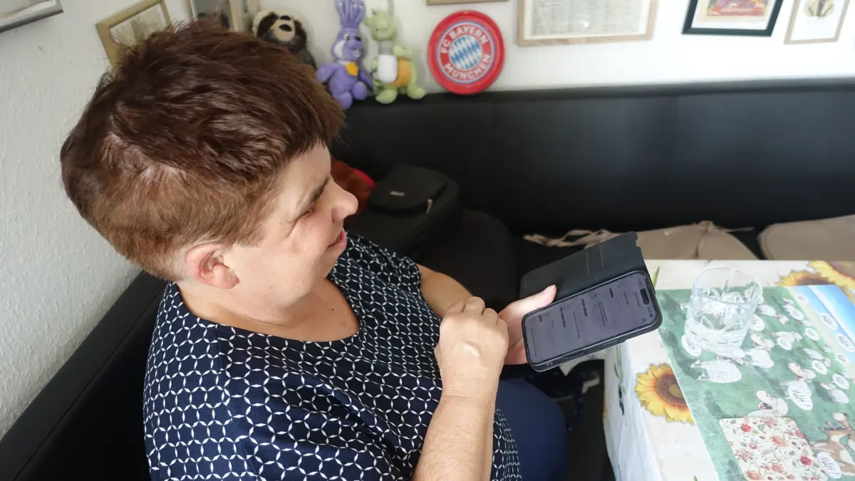 Sabine Ludi kommt in der Sulz-App mit der Spracherkennung gut zurecht. Aber in anderen digitalen Bereichen steht sie als blinde Person oft vor großen Hürden.