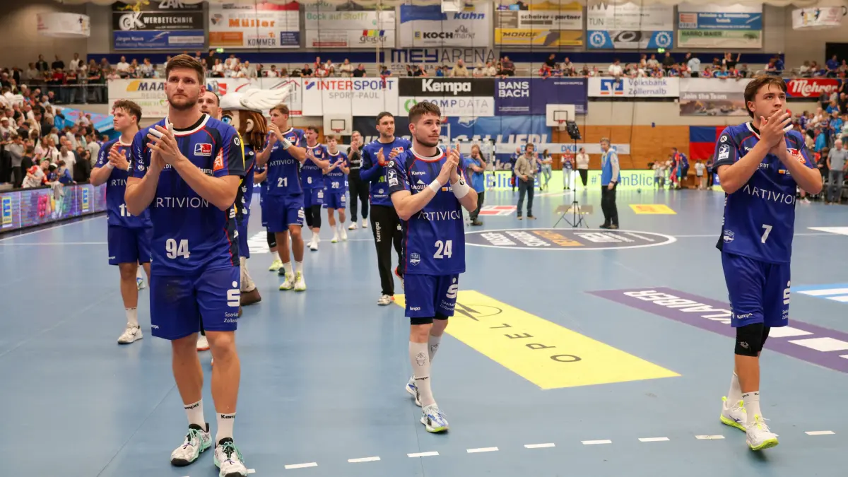 GER, HBW Balingen-Weilstetten vs. Bergischer HC, Handball, Opel Handball-Bundesliga, 7. Spieltag, Spielzeit 2026/2027, 02.10.2026: Die Spieler des HBW bedanken sich bei den Fans,
Im Bild Georg Poehle (HBW Balingen-Weilstetten, #94), Elias Fuegel (HBW Balingen-Weilstetten, #24) und Elias Huber (HBW Balingen-Weilstetten, #07),
GER, HBW Balingen-Weilstetten vs. Bergischer HC, Handball, Opel Handball-Bundesliga, 7. Spieltag, Spielzeit 2026/2027, 02.10.2026
Foto: Eibner-Pressefoto/Kirsten Jaeger