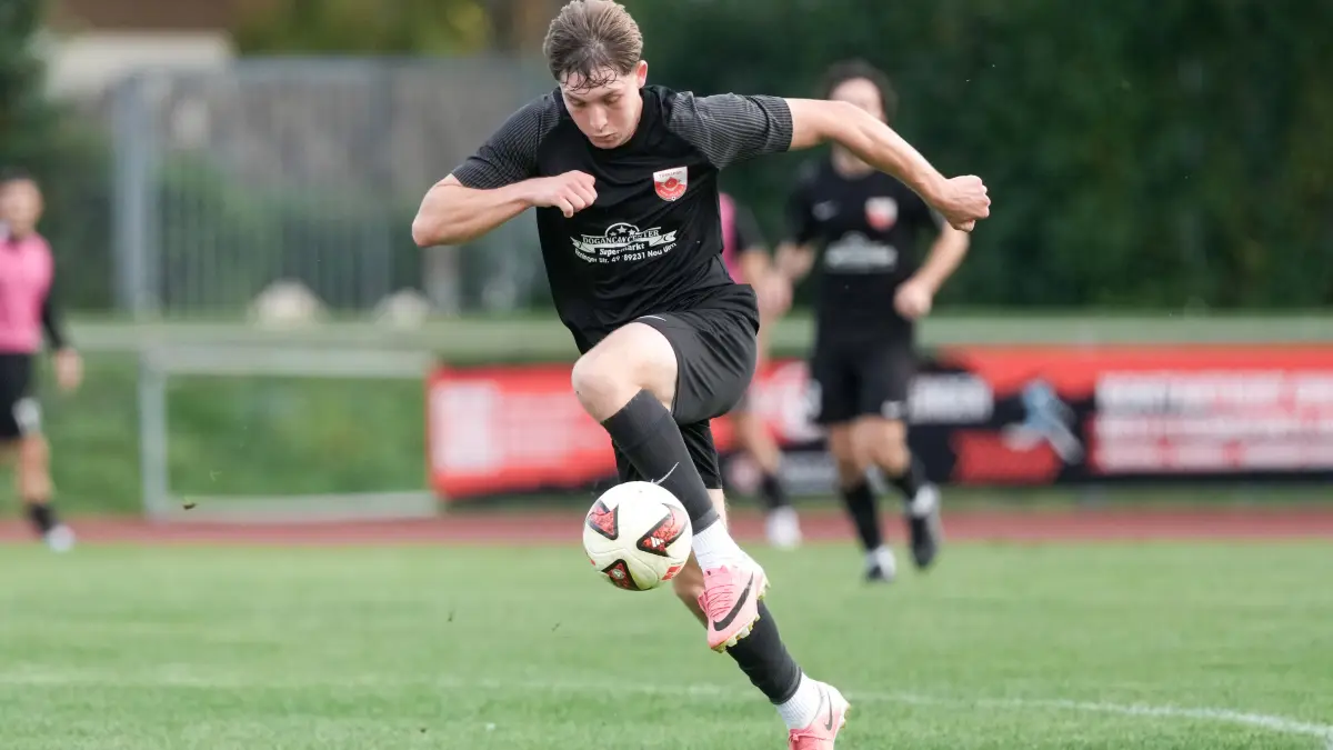 Fußball, Verbandsliga, Türkspor Neu-Ulm gegen den FSV Hollenbach, Stürmer Finn Annabring
