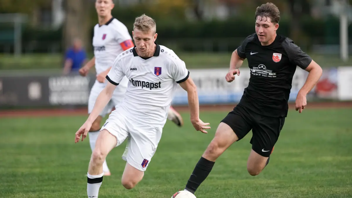 Fußball, Verbandsliga, Türkspor Neu-Ulm gegen den FSV Hollenbach, Stürmer Finn Annabring