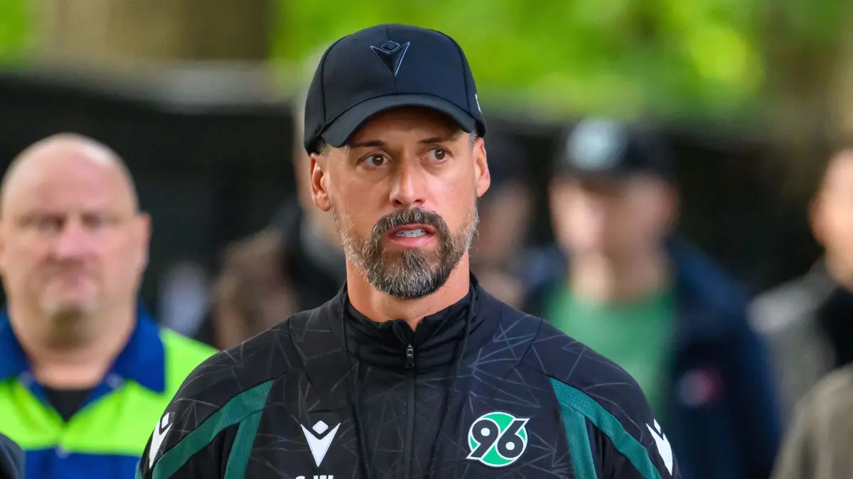 Sandro Wagner: ARCHIV - 21.09.2026, Niedersachsen, Hannover: Fußball: 2. Bundesliga, Training Hannover 96, Mehrkampfanlage an der Heinz von Heiden Arena. Sandro Wagner, neuer Cheftrainer von Hannover 96, kommt zum Training. (zu dpa: «Hannover 96 siegt beim Debüt von Sandro Wagner») Foto: Swen Pförtner/dpa +++ dpa-Bildfunk +++