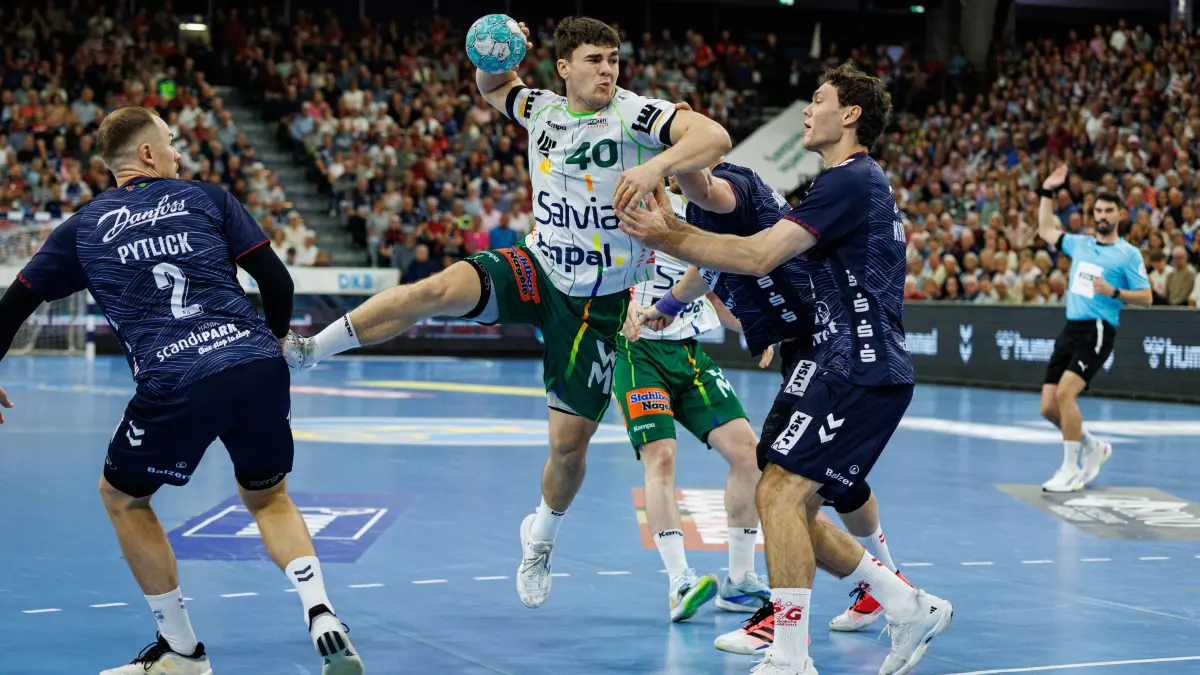Opel HBL: SG Flensburg-Handewitt vs FRISCH AUF! Göppingen; 03.10.26: Opel HBL: SG Flensburg-Handewitt vs FRISCH AUF Göppingen 03.10.26 Elias Newel Nr.40, Frisch auf Göppingen gegen Niclas Kirkelokke Nr.05, SG Flensburg-Handewitt Opel HBL: SG Flensburg-Handewitt vs FRISCH AUF Göppingen, GGW Arena am 03.10.26 *** Opel HBL SG Flensburg Handewitt vs. FRISCH AUF Göppingen, October 3, 2026: Elias Newel No. 40, Frisch Auf Göppingen, vs. Niclas Kirkelokke No. 05, SG Flensburg Handewitt Opel HBL SG Flensburg Handewitt vs. FRISCH AUF Göppingen, GGW Arena on October 3, 2026 Copyright: xBEAUTIFULxSPORTS/MarioxM.xKobergx