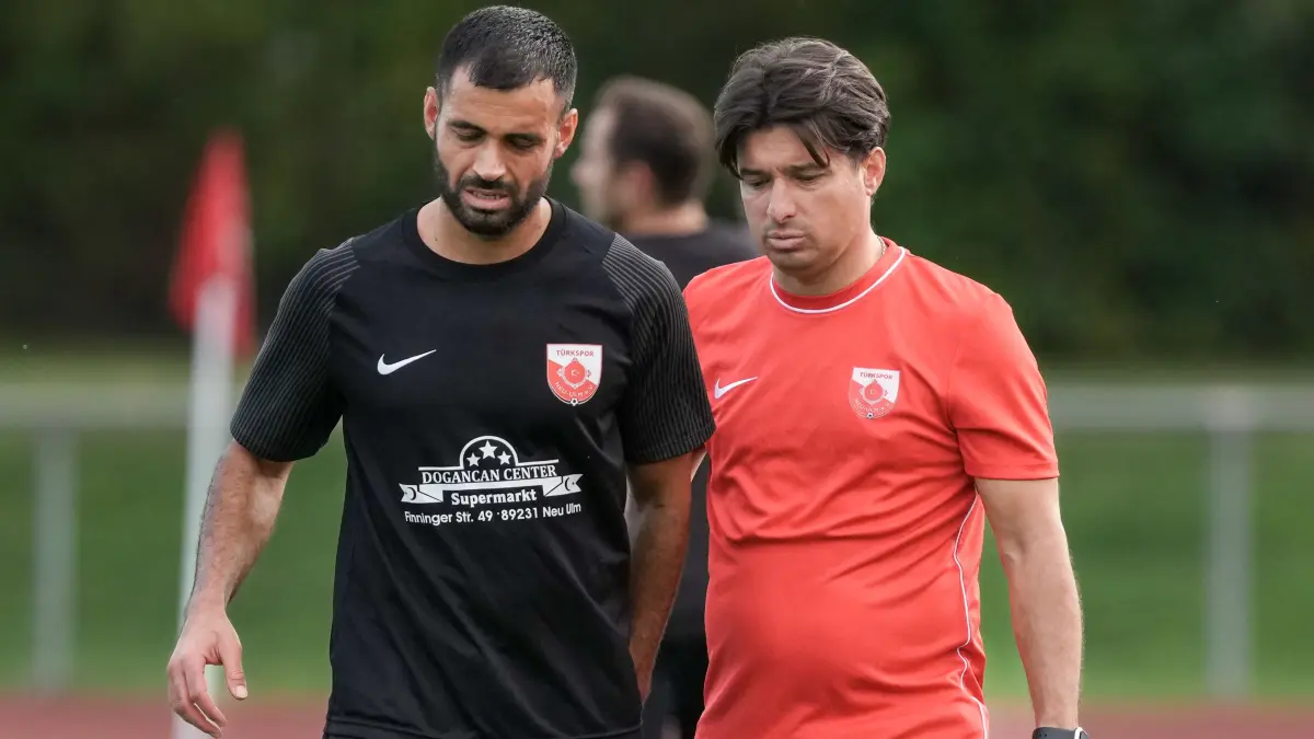 Fußball, Verbandsliga, Türkspor Neu-Ulm gegen den FSV Hollenbach, Ümüt Sönmez mit Trainer Ünal Demirkiran