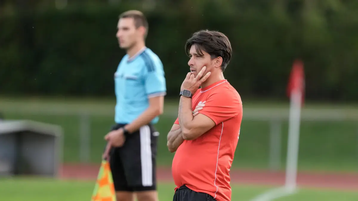 Fußball, Verbandsliga, Türkspor Neu-Ulm gegen den FSV Hollenbach, Trainer Ünal Demirkiran