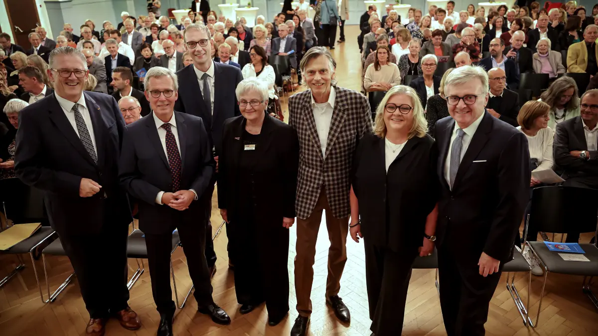 Gastgeber und Ehrengäste bei den Herbstlichen Musiktagen in Bad Urach: Von rechts Bürgermeister Elmar Rebmann mit Ehefrau, Festivalleiter Florian Prey, Irmgard Naumann, die Vorsitzende des Kuratoriums und des Fördervereins der Musiktage, Marius Pawlak, Verwaltungsdezernent im Landkreis Reutlingen (hinten), Kulturreferent Thomas Braun und der Bundestagsabgeordnete Michael Donth.