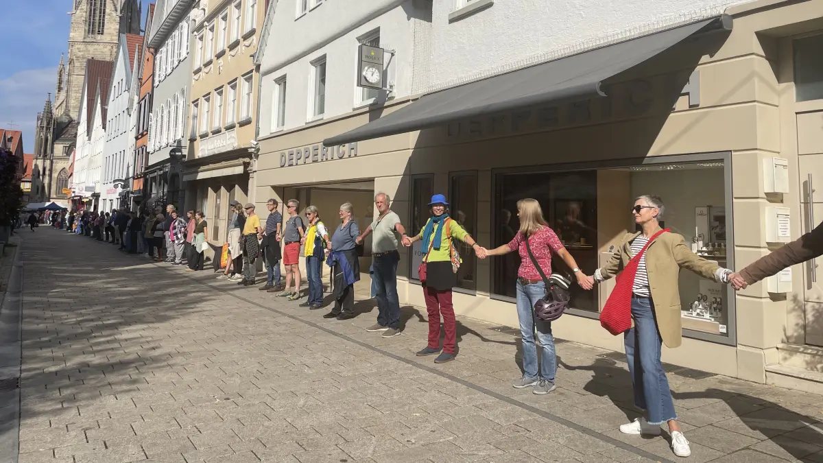 Mit einer bunten Menschenkette hat Reutlingen am Samstagmittag ein Zeichen gesetzt.