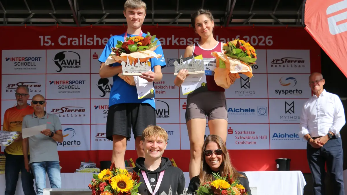 Die Siegerinnen und Sieger des 15. Sparkassenlaufs in Crailsheim sind (oben) Elias Schaffert und Anna Emilia Schmutz (beide fünf Kilometer) sowie (unten) Julian Heller und Tanja Schienagel (beide zehn Kilometer). Schienagel verteidigte damit ihren Titel aus dem Vorjahr.