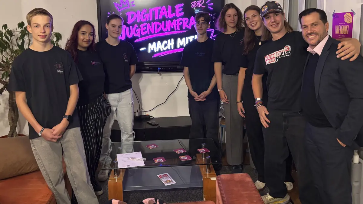 Geislingen - Lange Nacht der Demokratie am Vorabend des Tags der Deutschen EInheit in der Fuzo Geislingen - Jugendhaus Maikäferhäusle mit Jugendlichen und OB Ceffalia