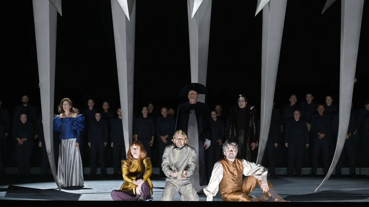 Wie im Alienschiff: (von links) Maria Rosendorfsky, Iida Antola, Joshua Spink, Christian Tschelebiew, Markus Francke, Dae-Hee Shin vor Statisterie, Opern- und Extrachor in "La Juive".