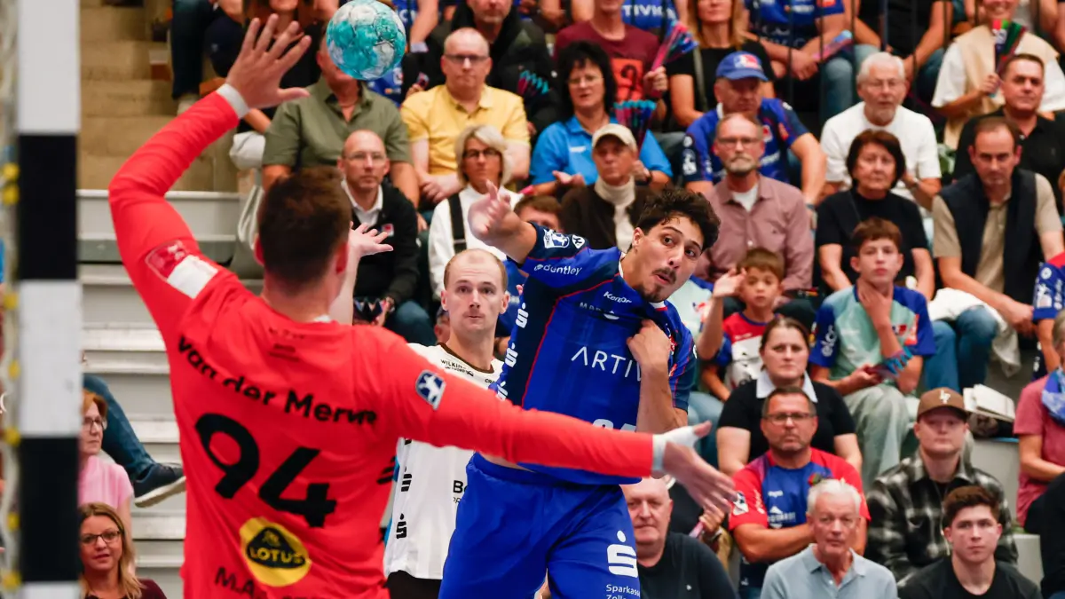 GER, HBW Balingen-Weilstetten vs. Bergischer HC, Handball, Opel Handball-Bundesliga, 7. Spieltag, Spielzeit 2026/2027, 02.10.2026: Yonatan Dayan (HBW Balingen-Weilstetten, #34) wirft auf das Tor, Kristian van der Merwe (Bergischer HC, #94)
GER, HBW Balingen-Weilstetten vs. Bergischer HC, Handball, Opel Handball-Bundesliga, 7. Spieltag, Spielzeit 2026/2027, 02.10.2026
Foto: Eibner-Pressefoto/Kirsten Jaeger