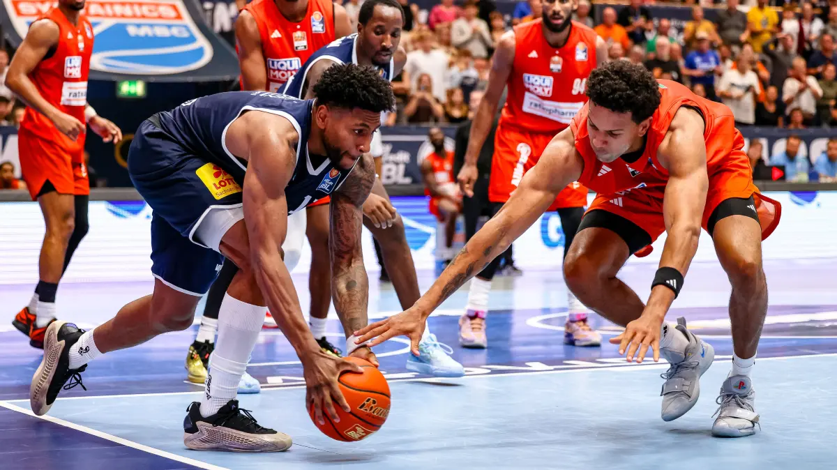 GER, Syntainics MBC vs. Ratiopharm Ulm, Basketball, 1. Bundesliga, 4. Spieltag, Spielzeit 2026/2027, 03.10.2026: Anthony Gaines (SYNTAINICS MBC, #11) und Michael Rataj (ratiopharm ulm, #12) gehen zum Ball,
GER, Syntainics MBC vs. Ratiopharm Ulm, Basketball, 1. Bundesliga, 4. Spieltag, Spielzeit 2026/2027, 03.10.2026
Foto: Eibner-Pressefoto/Laura Roemer
