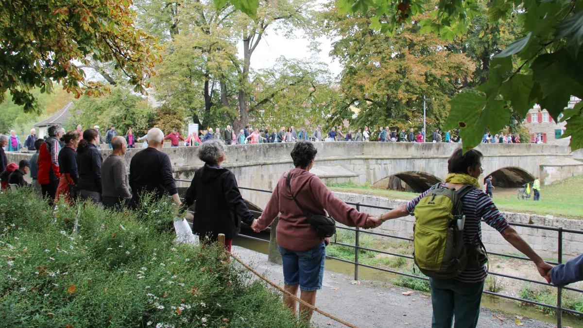 Menschenkette am 3. Oktober in Schwäbisch Hall, die Aktion ist Teil des bundesweiten Bündnisses "Es brennt!" und wird in Hall organisiert von Parents vor Future, Fridays-for-Future und den Omas gegen Rechts. Etwa 400 Menschen nehmen teil und bilden eine Menschenkette an Steinernen Steg und Unterwöhrd
