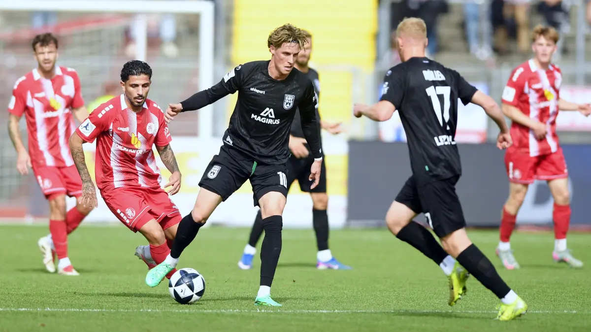 GER, Fussball, Regionalliga Suedwest - KSV Hessen Kassel vs SSV Ulm, 03.10.2026: Zweikampf zwischen Oliver Waehling (SSV Ulm #10) (M) und Nael Najjar (KSV Hessen Kassel #32) (L),
GER, KSV Hessen Kassel vs SSV Ulm 1846, Fussball, Regionalliga Suedwest, Saison 2026-2027, 10. Spieltag, 03.10.2026,
Foto: Eibner-Pressefoto, Roland Sippel