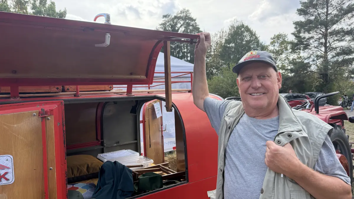 Rainer Daiker aus Hechingen-Stetten zeigt seinen Anhänger, der ehemals für die Feuerwehr im Einsatz war.