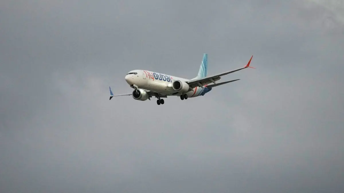 Flugvorfall im Nahen Osten: ARCHIV - 30.09.2026, Israel, Tel Aviv: Ein Flugzeug der Fluggesellschaft FlyDubai mit israelischen Passagieren an Bord, die zuvor in einem anderen FlyDubai-Flugzeug gesessen hatten, das in Saudi-Arabien notgelandet war, nähert sich dem Ben-Gurion-Flughafen in der Nähe von Tel Aviv. (zu dpa: «Augenzeuge von Flugdrama: «Im Cockpit war niemand»») Foto: Ohad Zwigenberg/AP/dpa +++ dpa-Bildfunk +++