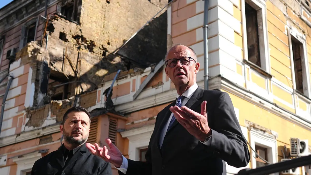Bundeskanzler Merz reist in die Ukraine: Bundeskanzler Friedrich Merz (r, CDU) und Wolodymyr Selenskyj (l), Präsident der Ukraine, stehen am zerstörten Gebäude der Nationalen Akademie der Wissenschaften. In Kiew hatte Ende September ein russischer Angriff das Gebäude der Nationalen Akademie der Wissenschaften getroffen. (zu dpa: «Merz fordert von Putin: «Hören Sie diesen Krieg auf!»»)