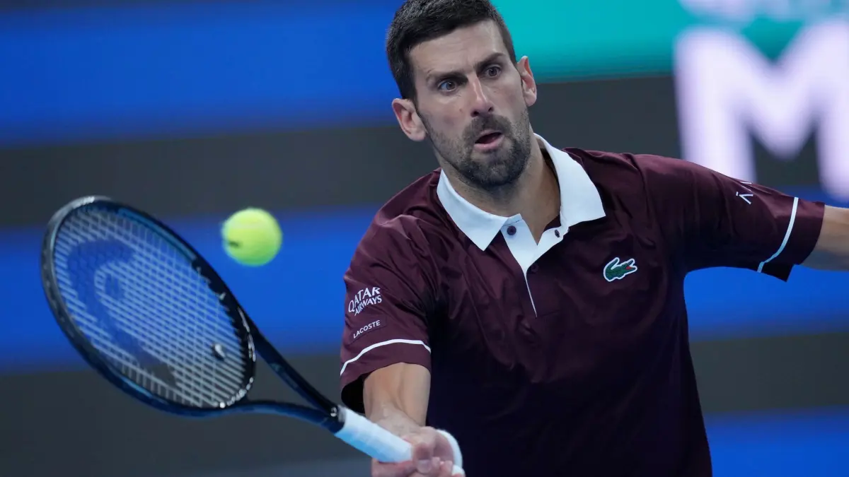 Tennis: ATP-Tour: 04.10.2026, China, Peking: Tennis: ATP-Tour, Einzel, Männer, Viertelfinale, Djokovic - Zverev. Der Serbe Novak Djokovic in Aktion. Foto: Achmad Ibrahim/AP/dpa +++ dpa-Bildfunk +++