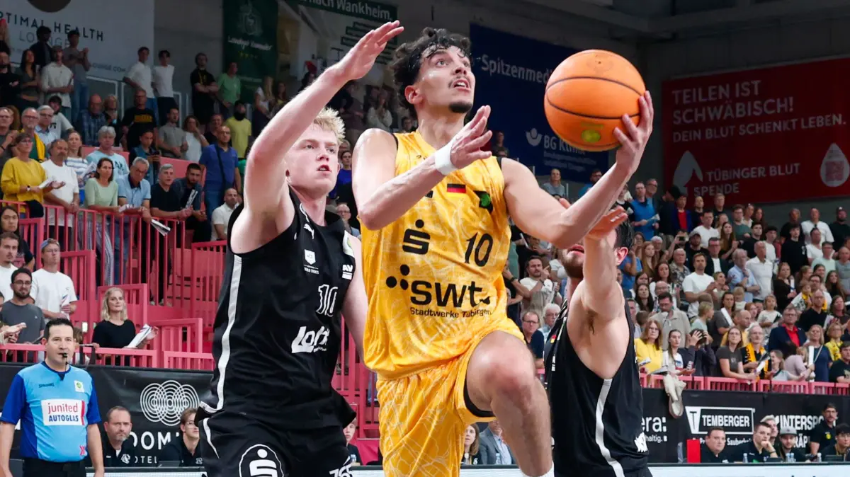 GER, Tigers Tuebingen vs. Nuernberg Falcons, Basketball, ProA, 3. Spieltag, Spielzeit 2026/2027, 04.10.2026: Ty Allred (Nuernberg Falcons, #10), Nico Santana Mojica (Tigers Tuebingen, #10), Tim Koepple (Nuernberg Falcons, #05),,
GER, Tigers Tuebingen vs. Nuernberg Falcons, Basketball, ProA, 3. Spieltag, Spielzeit 2026/2027, 04.10.2026
Foto: Eibner-Pressefoto/Kirsten Jaeger