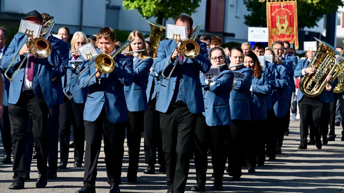 Donzdorf, Lidl zur Stadthalle: 56. Lautertal-Musikertreffen, im Rahmen von 750 Jahre Donzdorf, Start Festumzug, Fahneneinzug in Stadthalle, Vorträge der Lautertal-Kapellen