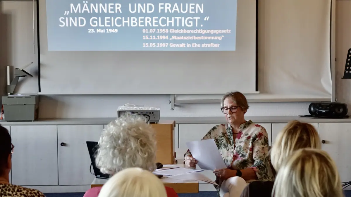 Anstelle von Dr. Helga Steiger liest Dorothea Grosser vom Landfrauenverein Gründelhardt den Vortrag über „Landfrauen und Demokratie“ am Freitagabend in der Grundschule.