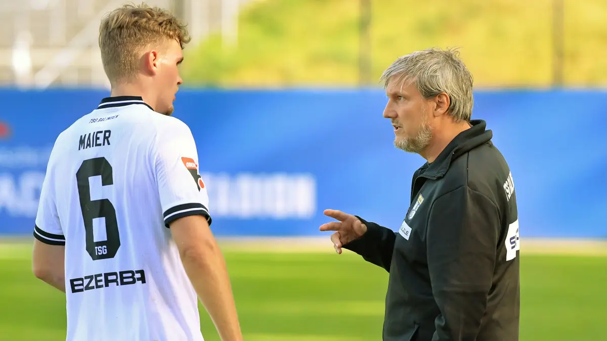 Karlsruher SC II - TSG Balingen, Fußball Oberliga Baden-Württemberg: Bastian MAIER (6 BAL) - Trainer Michael SCHILLING (BAL) - Anweisungen vom Trainer.jpg
Karlsruher SC II - TSG Balingen. Karlsruhe, Baden-Württemberg, Deutschland, 04.10.2026. Fußball, Oberliga Baden-Württemberg, Saison 2026/2027, im Badenia-Stadion in Karlsruhe. For editorial use only. Foto: Eibner-Pressefoto/Eky Eibner.
