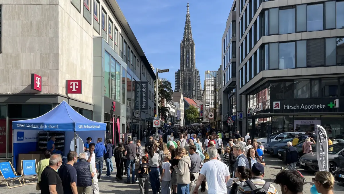 Die Fußgängerzone war voll am Verkaufsoffenen Sonntag in Ulm.