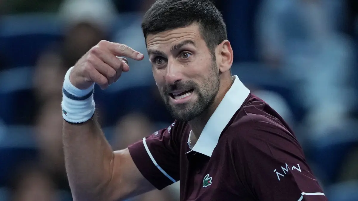 Tennis: ATP-Tour: 04.10.2026, China, Peking: Tennis: ATP-Tour, Einzel, Männer, Viertelfinale, Djokovic - Zverev. Der Serbe Novak Djokovic zeigt eine Reaktion während des Viertelfinalspiels. Foto: Achmad Ibrahim/AP/dpa +++ dpa-Bildfunk +++