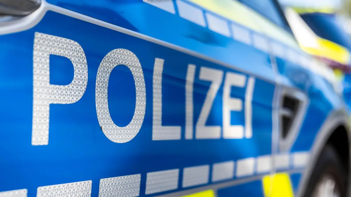 Polizeiwagen: An der Tür von einem Streifenwagen steht der Schriftzug «Polizei». (Symbolbild) (zu dpa: «Motorradfahrer stirbt nach Unfall bei Pfofeld»)